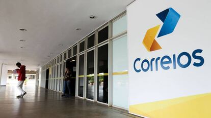 Funcionários dos Correios entram em greve.