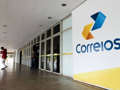 Funcionários dos Correios entram em greve.