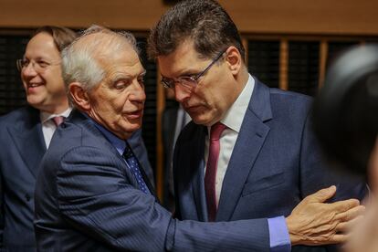 El alto representante para Política Exterior de la UE, Josep Borrell, y el comisario de gestión de crisis, Janez Lenarcic, este lunes en Luxemburgo.