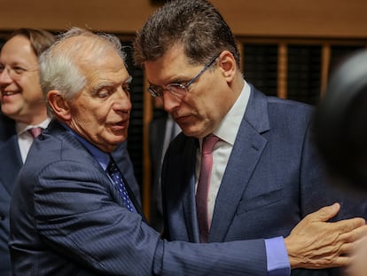 El alto representante para Política Exterior de la UE, Josep Borrell, y el comisario de gestión de crisis, Janez Lenarcic, este lunes en Luxemburgo.