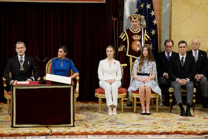 Los reyes de España, Felipe VI y Letizia, la princesa Leonor, la infanta Sofía, y el presidente del Gobierno en funciones, Pedro Sánchez, durante la ceremonia de jura de la Constitución de Leonor de Borbón.