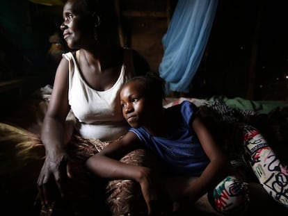 Mariatu Munu, de 45 a&ntilde;os, y su hija Adam Fofanah, de 12, son supervivientes del &eacute;bola en Sierra Leona.