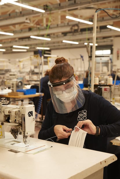 Loewe se suma a la lista de empresas que contribuyen a la lucha contra el coronavirus. Lo hace donando a Cruz Roja 100.000 máscaras quirúrgicas. Además, está empleando sus fábricas en Madrid para producir más protecciones.