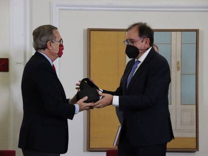 José María Alonso entrega el premio Defensa de la Abogacía al secretariogeneral de Instituciones Penitenciarias.