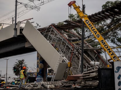 Trabajadores remueven los escombros en la zona del derrumbe de la Línea 12 del Metro en Ciudad de México, el 5 de mayo.