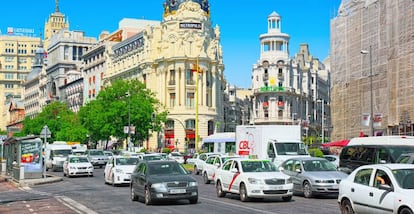 Intersección entre Alcalá y Gran Vía, calles integradas en la ordenanza Madrid Central, anulada recientemente por el Tribunal Supremo.