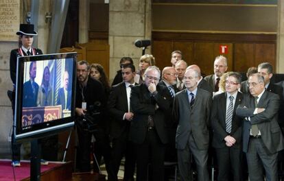 Los exconsejeros del tripartito del gobierno de la Generalitat, Jose Lluís Carod-Rovira, Antoni Castells , Jordi Ausás y Joaquim Nadal siguiendo por un monitor al nuevo presidente Mas, con su mujer y Jordi Pujol en el balcón de la Generalitat.