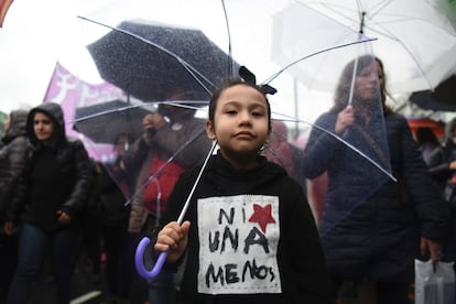 Una niña participa de la marcha contra la violencia machista en Buenos Aires.