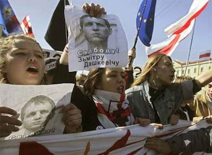 Opositores al régimen de Lukashenko salen a las calles para exigir reformas democráticas.