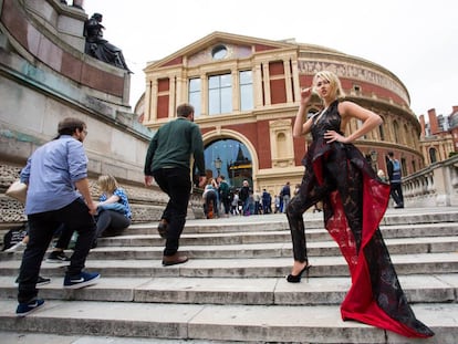 Asistentes a los Proms, en los alredededores del Royal Albert Hall, en Londres.