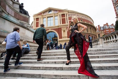 Asistentes a los Proms, en los alredededores del Royal Albert Hall, en Londres.