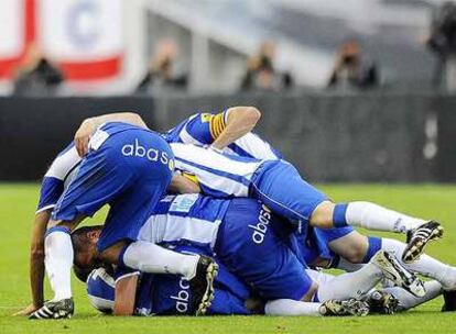 Los jugadores del Espanyol celebran uno de los tres goles que marcaron ante el Valencia.