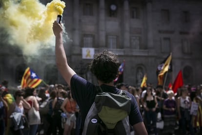 En el recorrido han coreado consignas como "Menys policia i més educació" (Menos policía y más educación), "Els carrers seran sempre nostres" (Las calles serán siempre nuestras), "Taxes abusives, passem a l'ofensiva" (Tasas abusivas, pasamos a la ofensiva) y "Aquest edifici serà una biblioteca" (Este edificio será una biblioteca), a su paso por la Jefatura de Policía. En la imagen, un joven con una bengala de color amarillo en la manifestación.