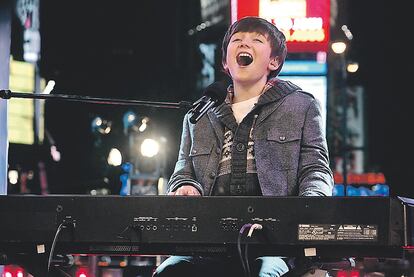 <b>Greyson Chance, interpretando su versión de <i>Paparazzi,</i> de Lady Gaga, en Times Square, Nueva York. </b>