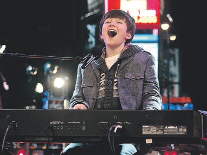 <b>Greyson Chance, interpretando su versión de <i>Paparazzi,</i> de Lady Gaga, en Times Square, Nueva York. </b>