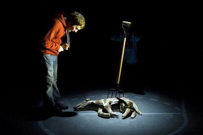 Pol López, en el paper de Christopher, en la versió teatral catalana d''El curiós incident del gos a mitjanit'.