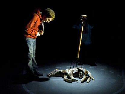 Pol López, en el paper de Christopher, en la versió teatral catalana d''El curiós incident del gos a mitjanit'.