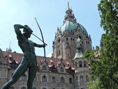 'El arquero', en la plaza del Nuevo Ayuntamiento, en Hannover. La estatua apunta exactamente al asiento del alcalde.