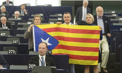 Eurodiputats mostren una estelada durant el debat sobre Catalunya al Parlament Europeu.