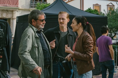 Enrique Urbizu, con los actores Austin Amelio y Mariela Garriga, este jueves en Morón de la Frontera.