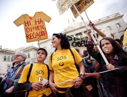 Profesores, padres y alumnos se manifestaron ayer en el centro de Barcelona.