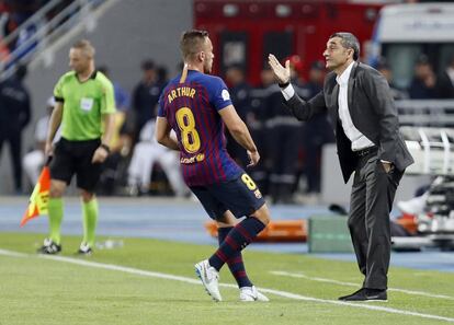 El entrenador del FC Barcelona, Ernesto Valverde da instrucciones al brasileño Arthur Melo durante el partido de la Supercopa.