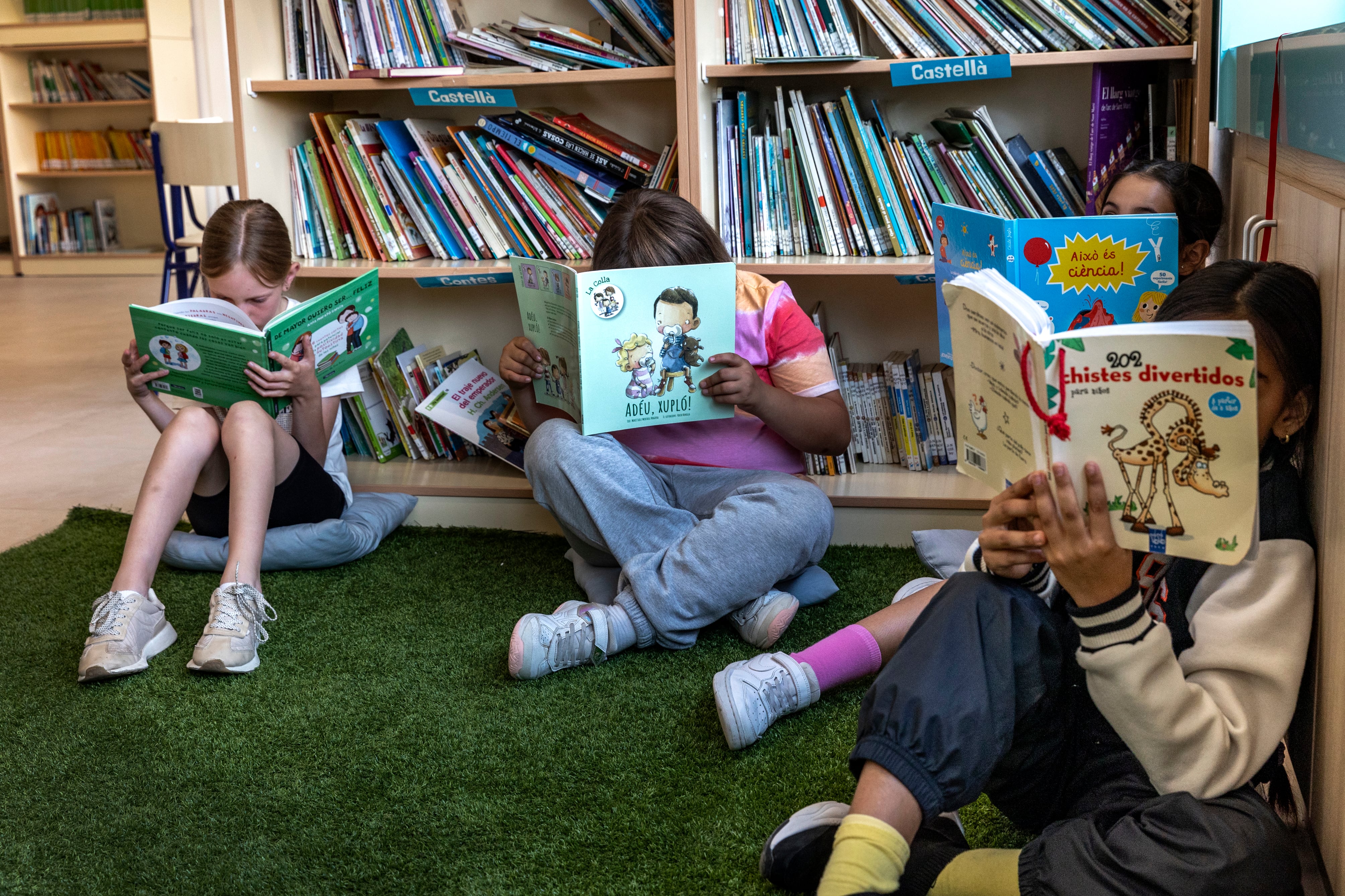 Los alumnos que leen libros de más de 100 páginas llevan un curso de ventaja: ¿cómo pueden las familias fomentarlo?