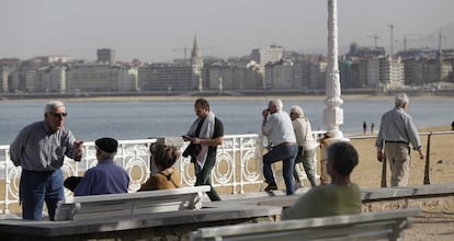 Varios paseantes disfrutan de las temperaturas en la playa de Ondarreta en San Sebastian el pasado día 3.
 