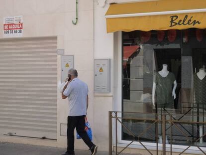 Comercios cerrados en Casariche, Sevilla.