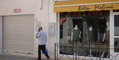 Comercios cerrados en Casariche, Sevilla.