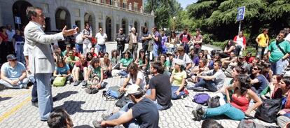 El rector de la Complutense, Jos&eacute; Carrillo, en una concentraci&oacute;n contra los recortes en la universidad celebrada el 22 de mayo de 2012.