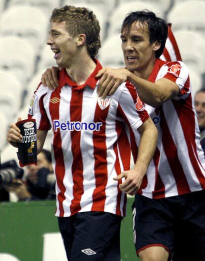 Munuaín celebra su tanto ante el Racing junto a David López.