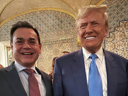 Rubén Ramírez posa junto a Donald Trump durante una visita a Mar-a-Lago, Florida, en noviembre de 2024.