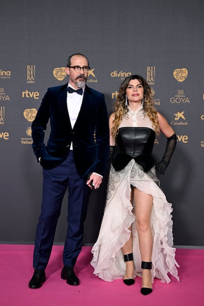 Fele Martínez, que acaba de estrenar la segunda temporada de la serie 'Machos Alfa', y Mónica Regueiro. Él lleva esmoquin de Mansolutel y ella vestido de Laura Monge Atelier.