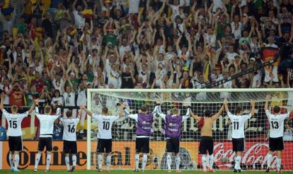 Los jugadores festejan el triunfo con el público.