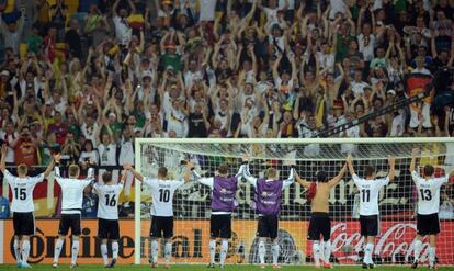 Los jugadores festejan el triunfo con el p&uacute;blico.