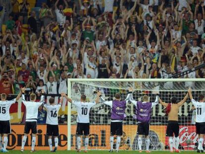 Los jugadores festejan el triunfo con el p&uacute;blico.