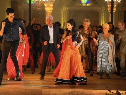 Dev Patel, Richard Gere y Judi Dench, en un fotograma del filme.