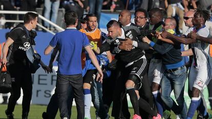El portero del Lyon, Lopes, es sujetado durante los incidentes.