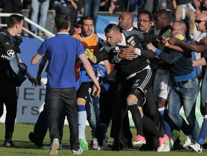 El portero del Lyon, Lopes, es sujetado durante los incidentes. 