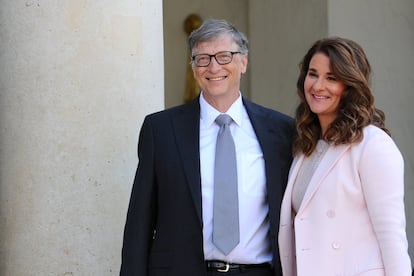 Bill y Melinda Gates. Entre los dos suman 89.600 millones de dólares. Se casaron hace 23 años y tienen tres hijos. La pareja ha decidido no legar toda su fortuna a sus descendientes, ellos prefieren, como lo han hecho desde 2000, dejar su riqueza a la organización filantrópica que ambos fundaron Bill y Melinada Gates Foundation, en la que ayudan a mejorar la salud de las personas a nivel mundial.