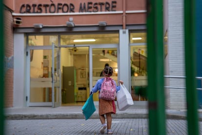 Primer día de escuela de Iris, de 4 años, nerviosa por reencontrarse con sus amigos y muy animada por volver a la escuela en Vilafranca del Penedés (Barcelona), este lunes. 