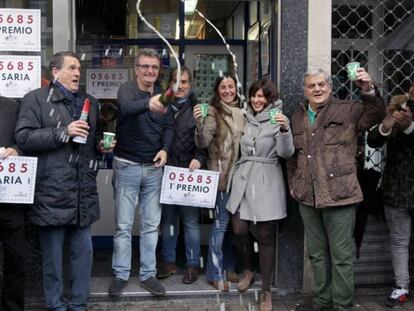 Fiesta en la Administración 19 de Bilbao, donde tocó el primer premio de El Niño el año pasado.