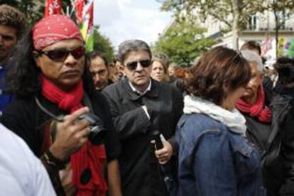 El fundador y líder del Frente de Izquierdas, Jean-Luc Melenchon (c), marcha en una manifestación contra la reforma del sistema de pensiones que será presentado en el consejo de ministros en ocho días, en París, Francia, el 10 de septiembre de 2013.