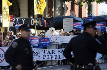 Las protestas han seguido a Obama durante su viaje por California. En la foto, manifestantes en San Francisco.