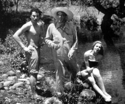 Luis Buñuel (en el centro) con los actores Esteban Márquez y Lilia Prado durante el rodaje de su película Subida al cielo. Fotografía reproducida en el catálogo de la exposición ¿Buñuel! La mirada del siglo, en edición de Yasha David, Madrid/México D. F., Museo Nacional Centro de Arte Reina Sofía/Consejo Nacional para la Cultura y las Artes de México, 1996.