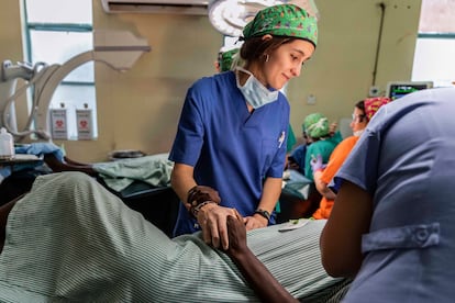 Una voluntaria atiende a un paciente en el hospital de Turkana, en Kenia.