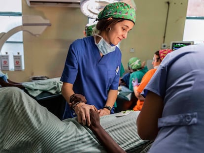 Una voluntaria atiende a un paciente en el hospital de Turkana, en Kenia.