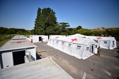 En la base militar de Campo Mayo (Buenos Aires, Argentina), el ejército argentino construyó el 24 de marzo un hospital de campaña con capacidad para 28 pacientes en previsión de la evolución de la pandemia en la región.