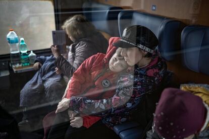 Refugiados ucranios viajan en un tren humanitario organizado por Slovak Rail Company (ZSSK) hacía Kosice (Eslovaquia). Acnur, la agencia para los refugiados de la ONU, ha elevado este jueves a casi 3,2 millones los refugiados ucranios por la invasión rusa del país vecino, que comenzó el pasado 24 de febrero.